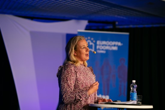 Jutta Urpilainen puhuu. Jutta Urpilainen speaking.